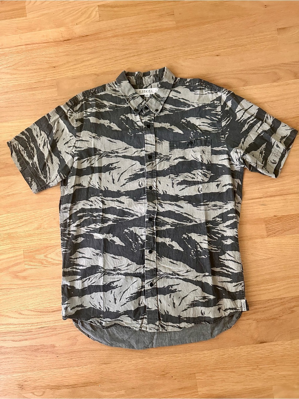 Ezekiel Gray and Black camo tiger stripe Short-Sleeve Button-Down Shirt Sz l
